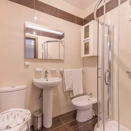 The Pinnacle Penthouse W Jacuzzi By Homely 梅利哈