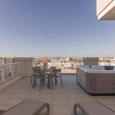 Apartment The Pinnacle Penthouse W Jacuzzi By Homely