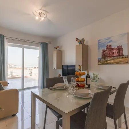 The Pinnacle Penthouse W Jacuzzi By Homely Apartman Mellieħa