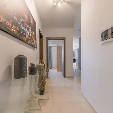 The Pinnacle Penthouse W Jacuzzi By Homely Mellieħa