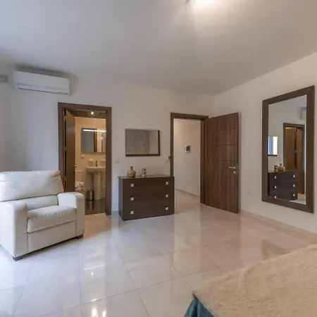 The Pinnacle Penthouse W Jacuzzi By Homely Apartman