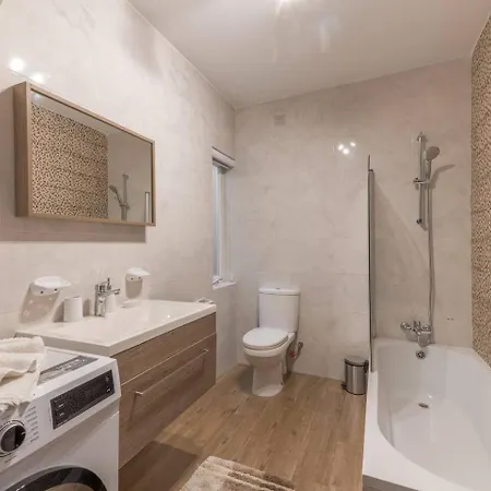 The Pinnacle Penthouse W Jacuzzi By Homely Mellieħa