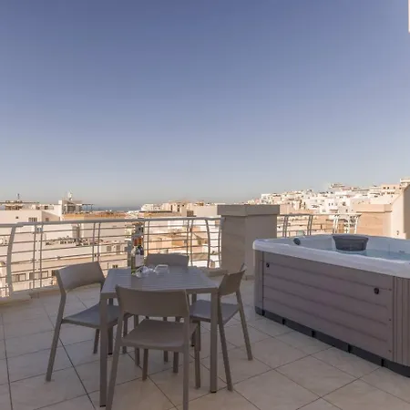 The Pinnacle Penthouse W Jacuzzi By Homely Apartment *