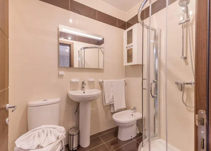 The Pinnacle Penthouse W Jacuzzi By Homely 梅利哈