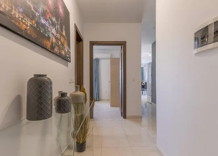 The Pinnacle Penthouse W Jacuzzi By Homely 梅利哈