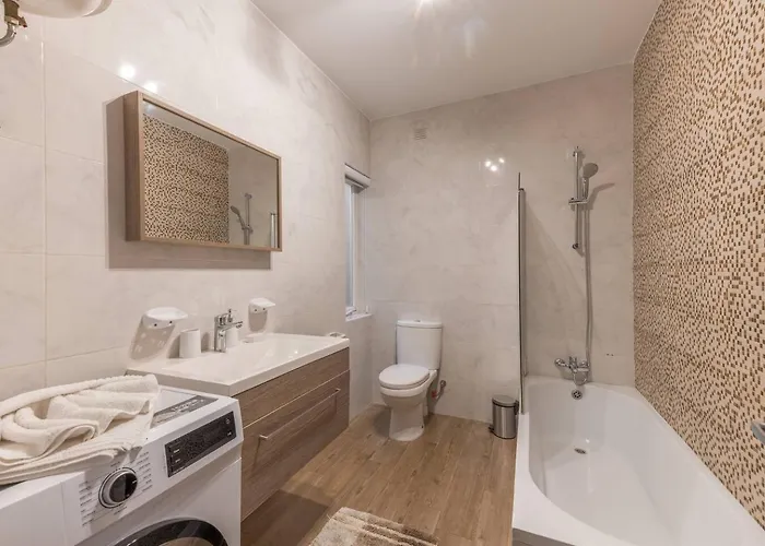 The Pinnacle Penthouse W Jacuzzi By Homely 梅利哈